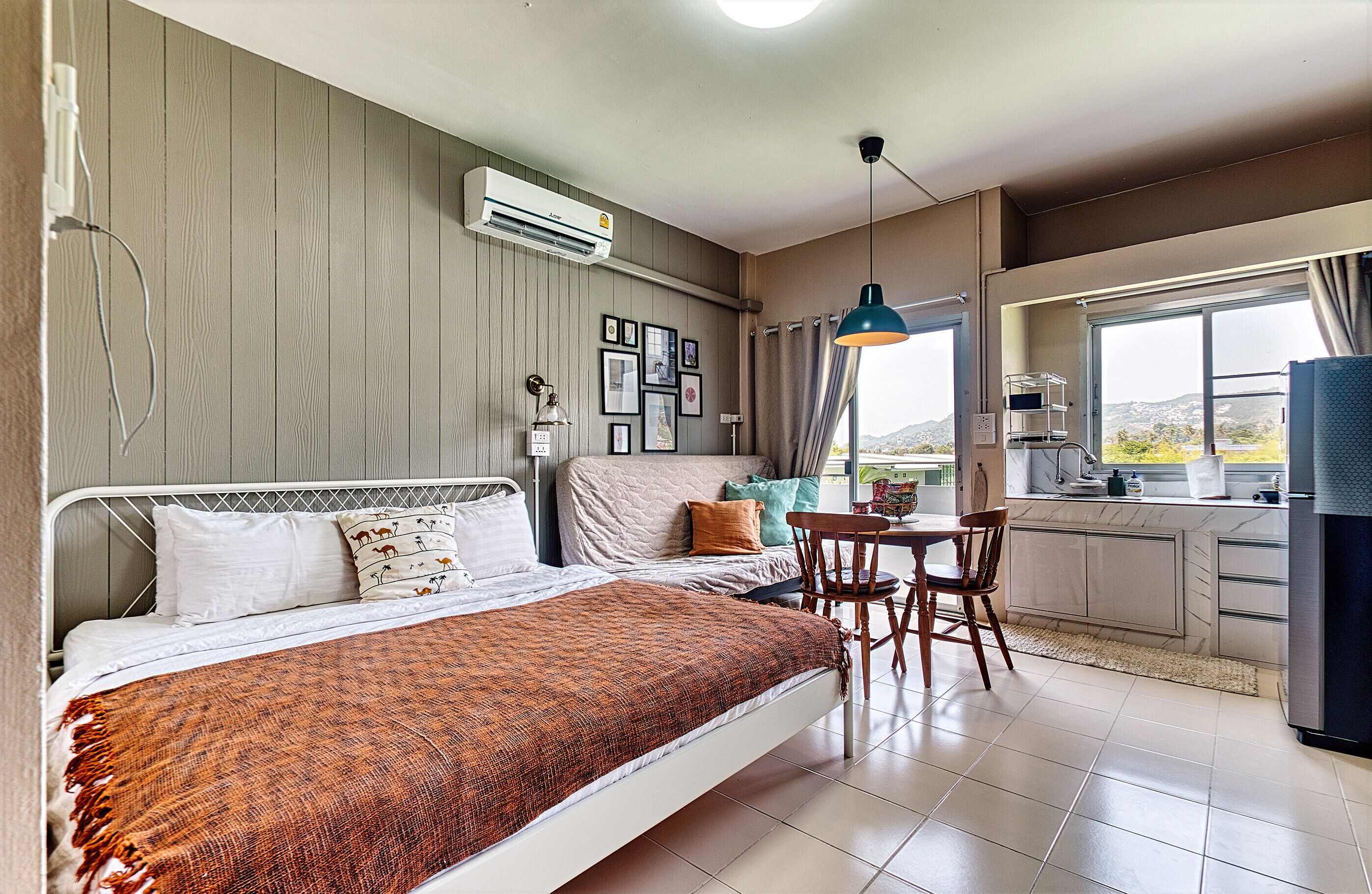 Studio | In-room safe, desk, laptop workspace, blackout drapes