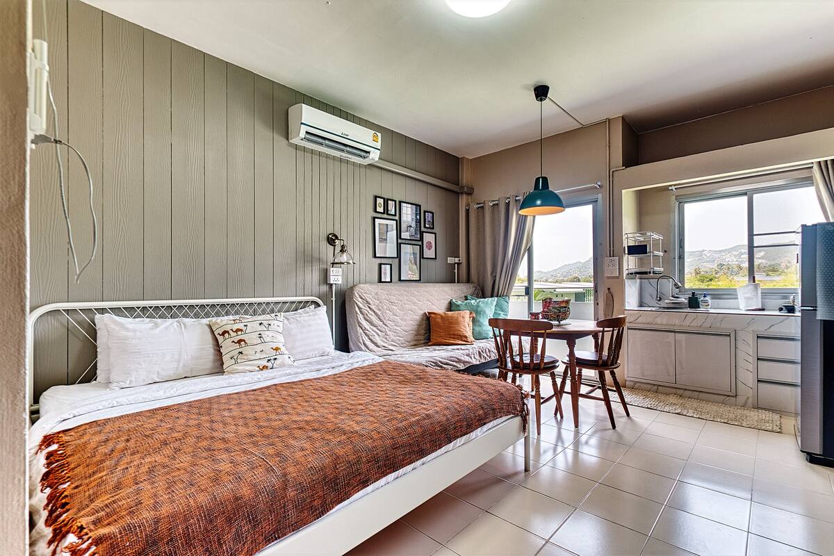 Studio | In-room safe, desk, laptop workspace, blackout drapes