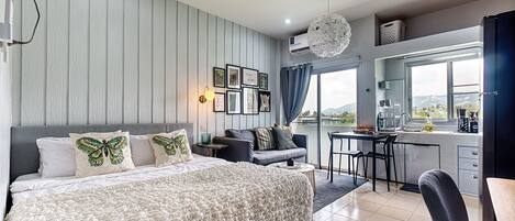 xxx | Brankas, meja kerja, ruang kerja ramah laptop, dan tirai kedap cahaya