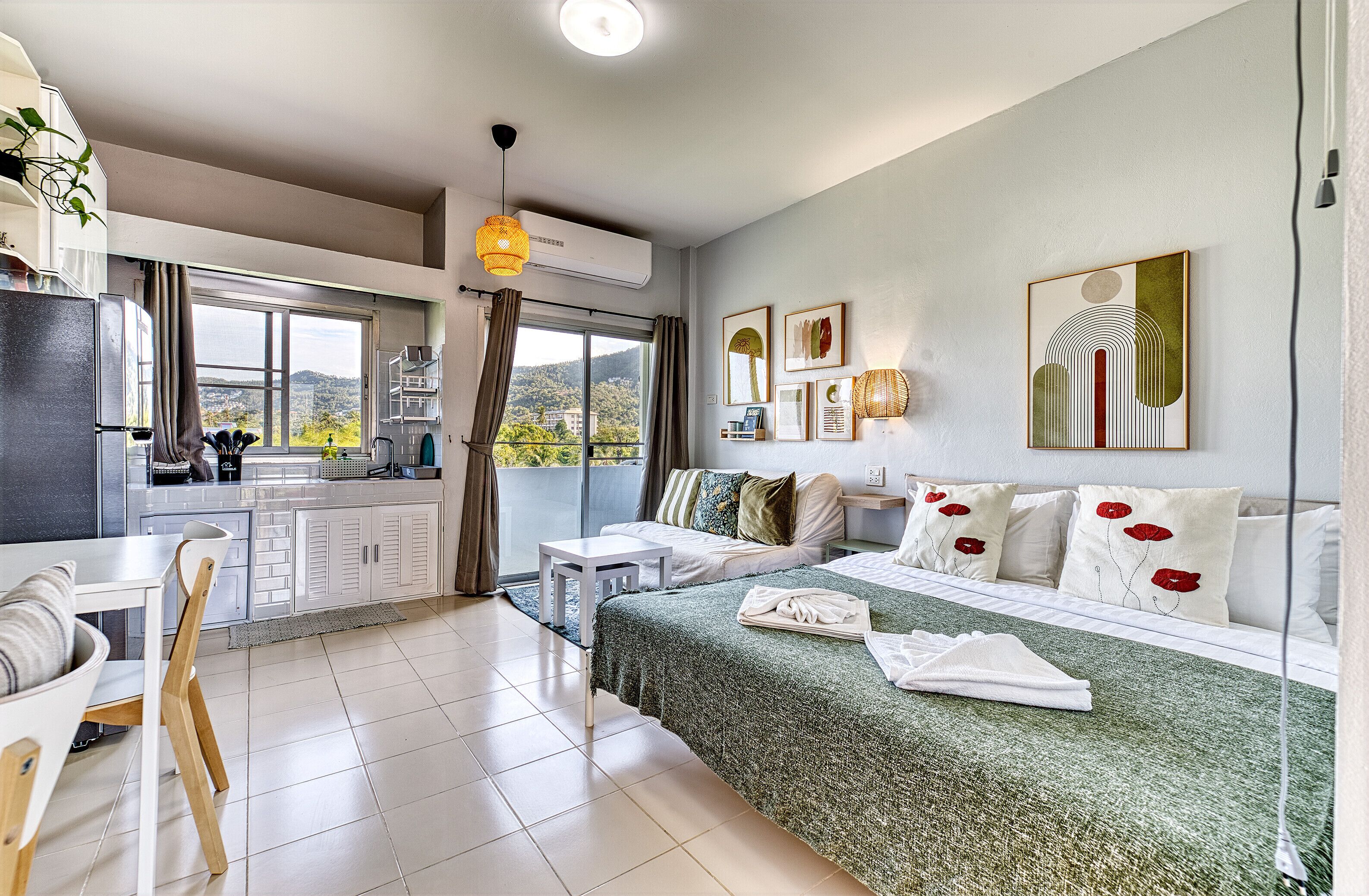 Estudio, no fumadores, cocina básica | Caja fuerte, escritorio, espacio para trabajar con un portátil