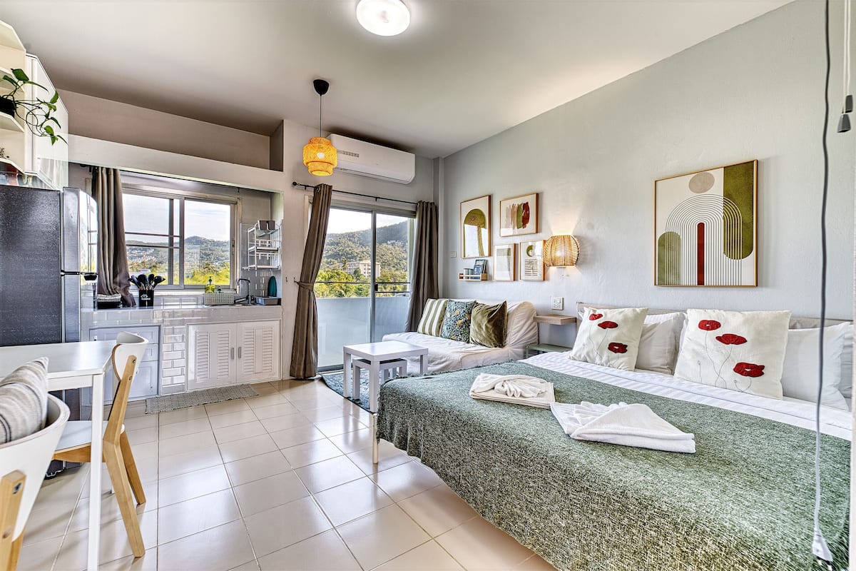 Studio, Non Smoking, Kitchenette | In-room safe, desk, laptop workspace, blackout drapes