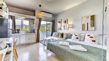 Studio, ikke-røyk, tekjøkken | Safe på rommet, skrivebord og skrivebord for bærbar PC