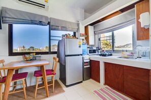 Studio Apartment  | Private kitchen | Full-size fridge, microwave, stovetop, coffee/tea maker - Chaweng Apartment (Koh Samui)