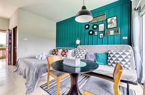 Caja de seguridad en la habitación y escritorio 