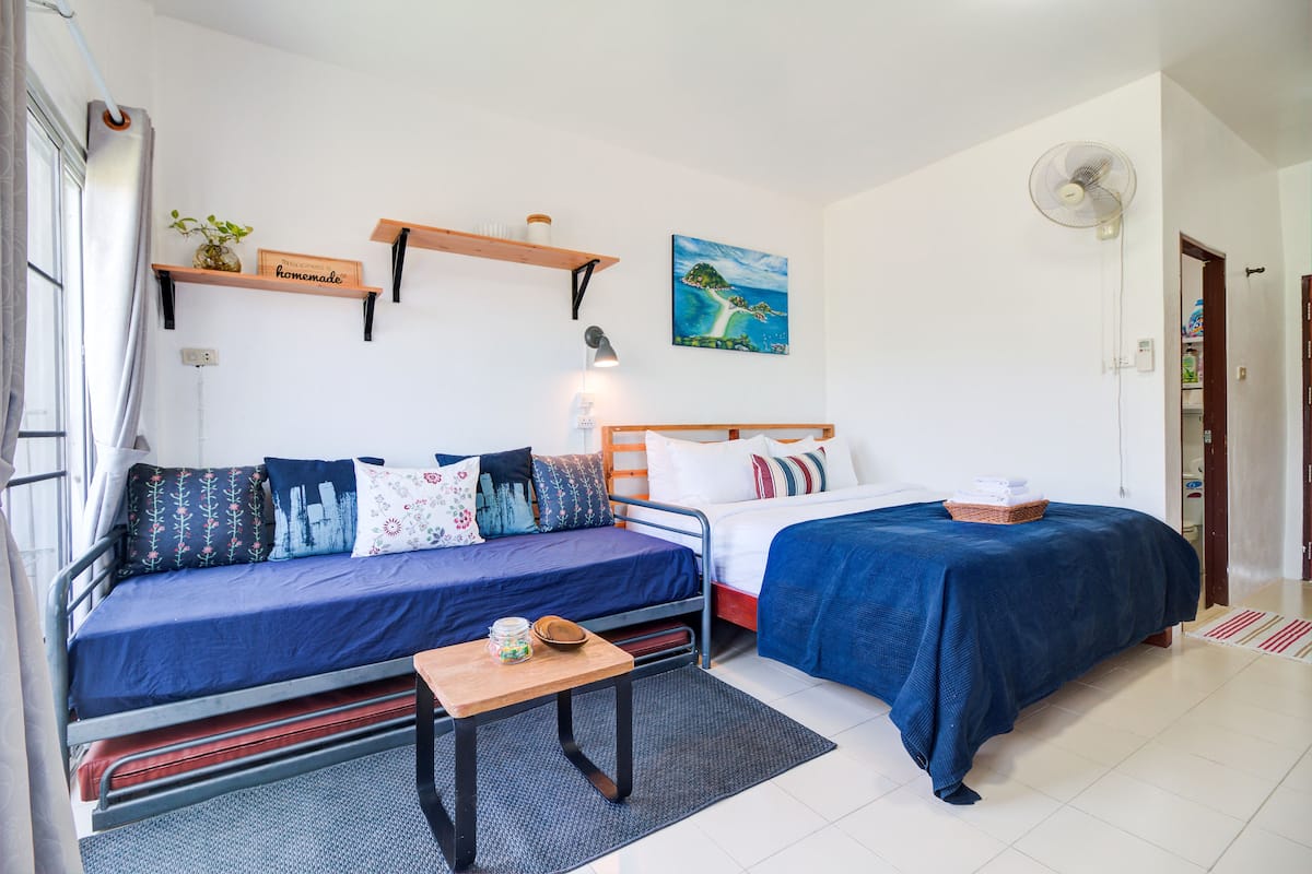 Studio Apartment | In-room safe, desk, laptop workspace, blackout drapes