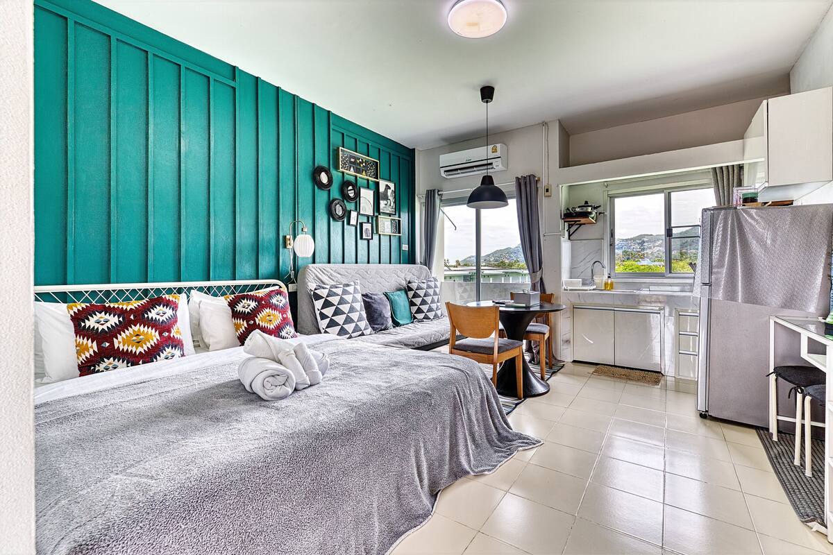 Studio Apartment 304 | In-room safe, desk, laptop workspace, blackout drapes