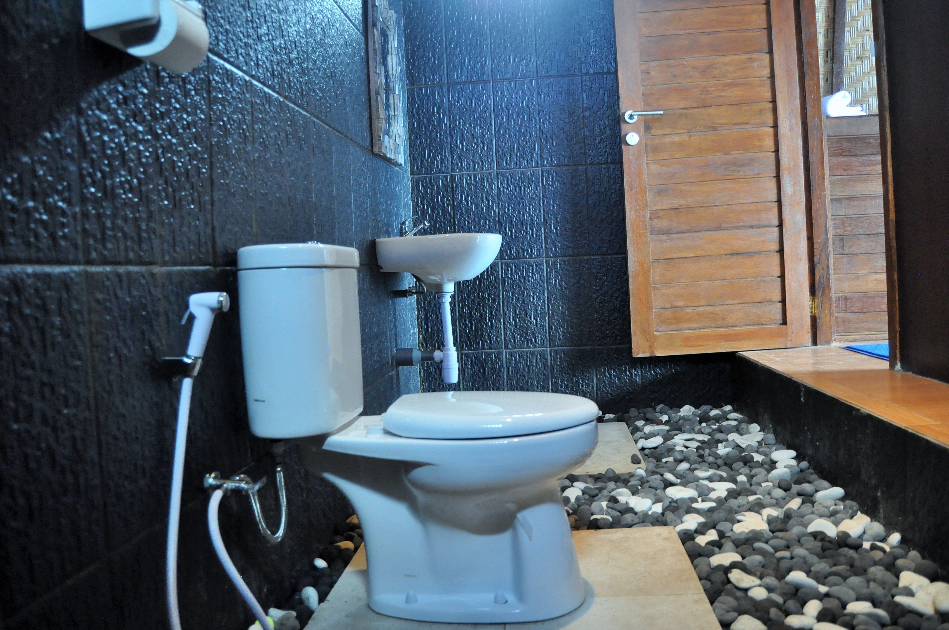 shower, rainfall showerhead, free toiletries, bidet