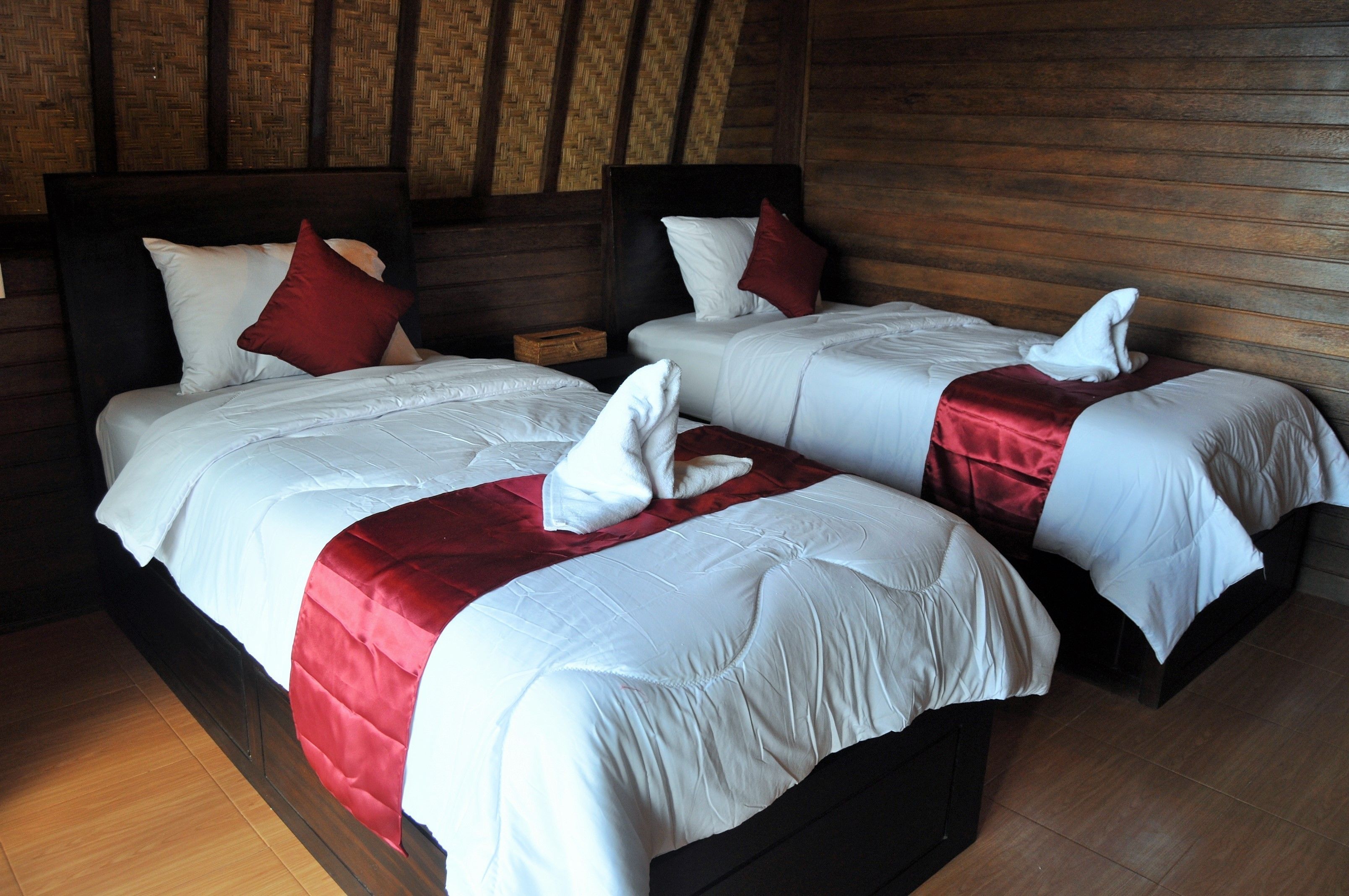 deluxe twin room | desk, soundproofing, free wifi, bed sheets