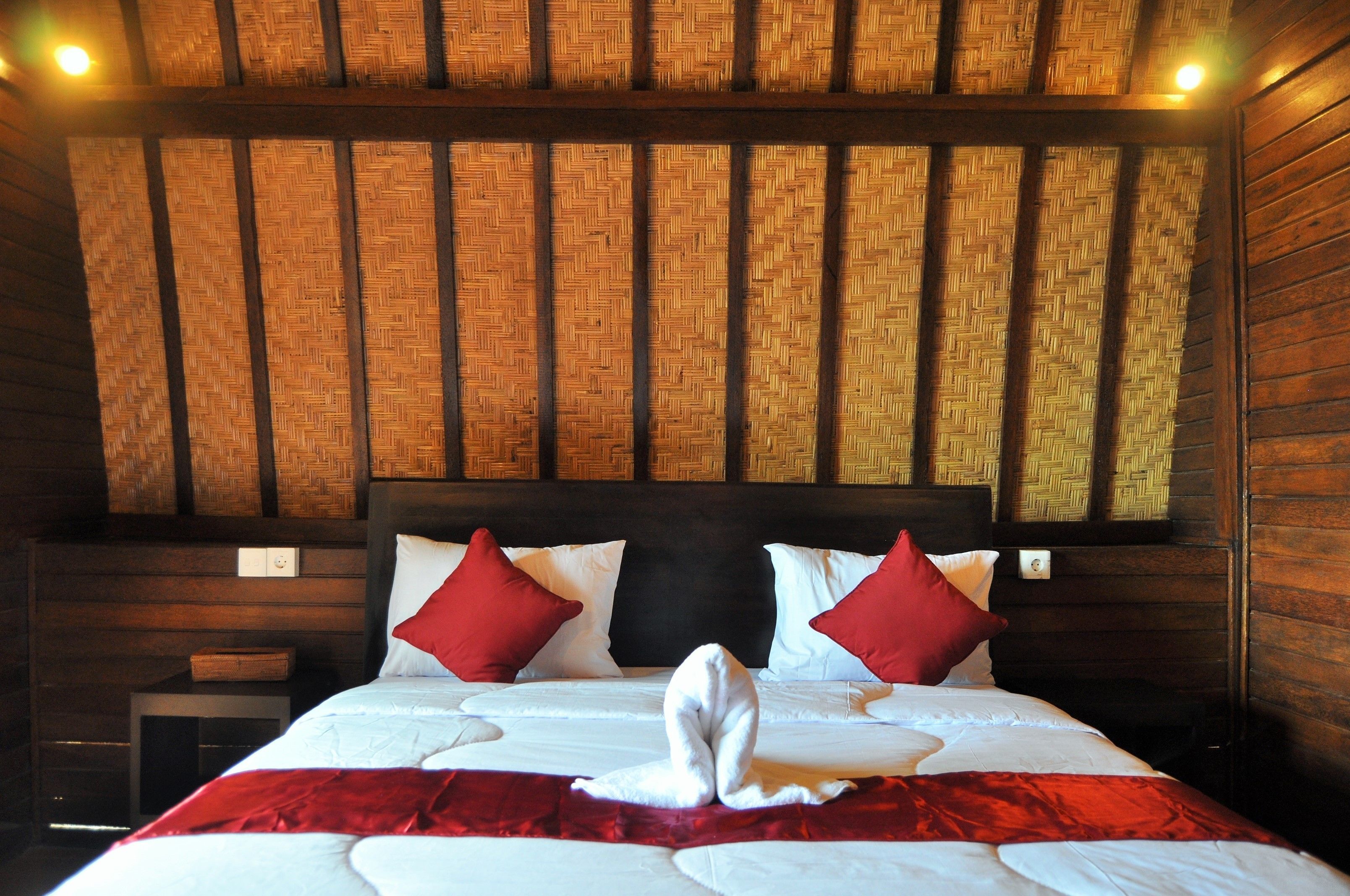 deluxe double room | desk, soundproofing, free wifi, bed sheets