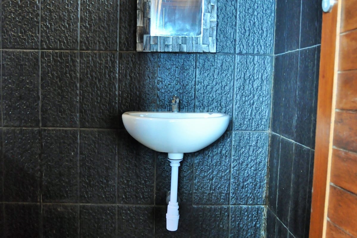 shower, rainfall showerhead, free toiletries, bidet