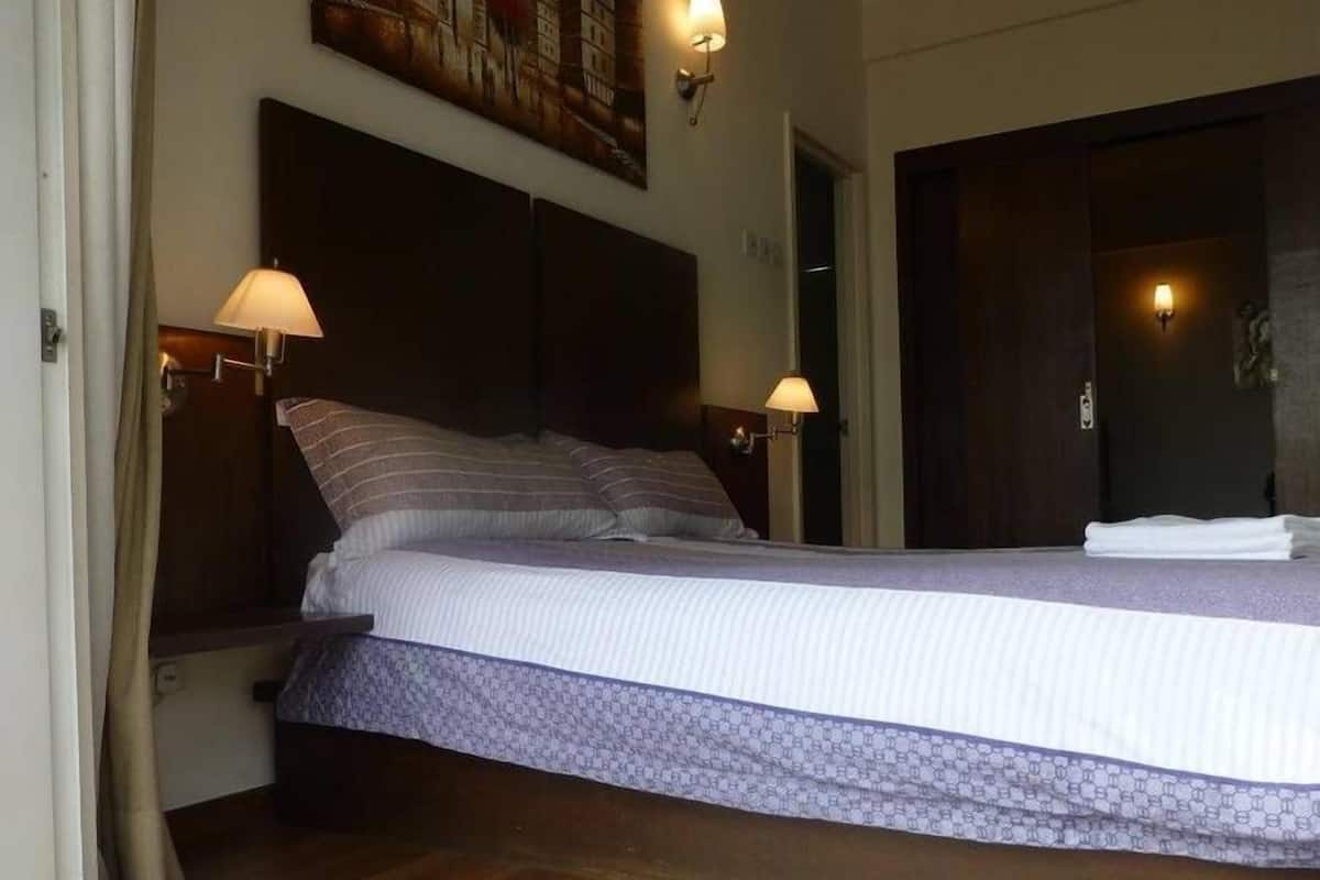 Studio | Premium bedding, desk, iron/ironing board, WiFi (free)