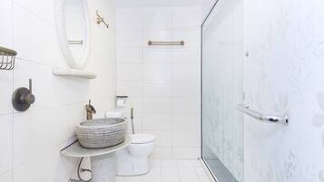 Bilik Mandi | Pancuran mandi, pengering rambut, selipar, bidet