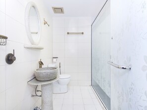 Bad | Dusj, hårføner, tøfler og bidé