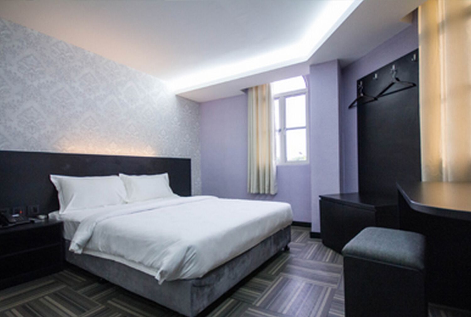 Tabla de planchar con plancha, wifi gratis y ropa de cama 