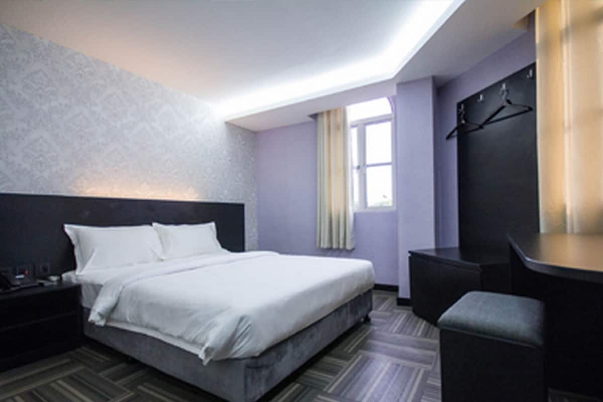 Deluxe tweepersoonskamer, 1 queensize bed, uitzicht op stad | Een strijkplank/strijkijzer, gratis wifi, beddengoed