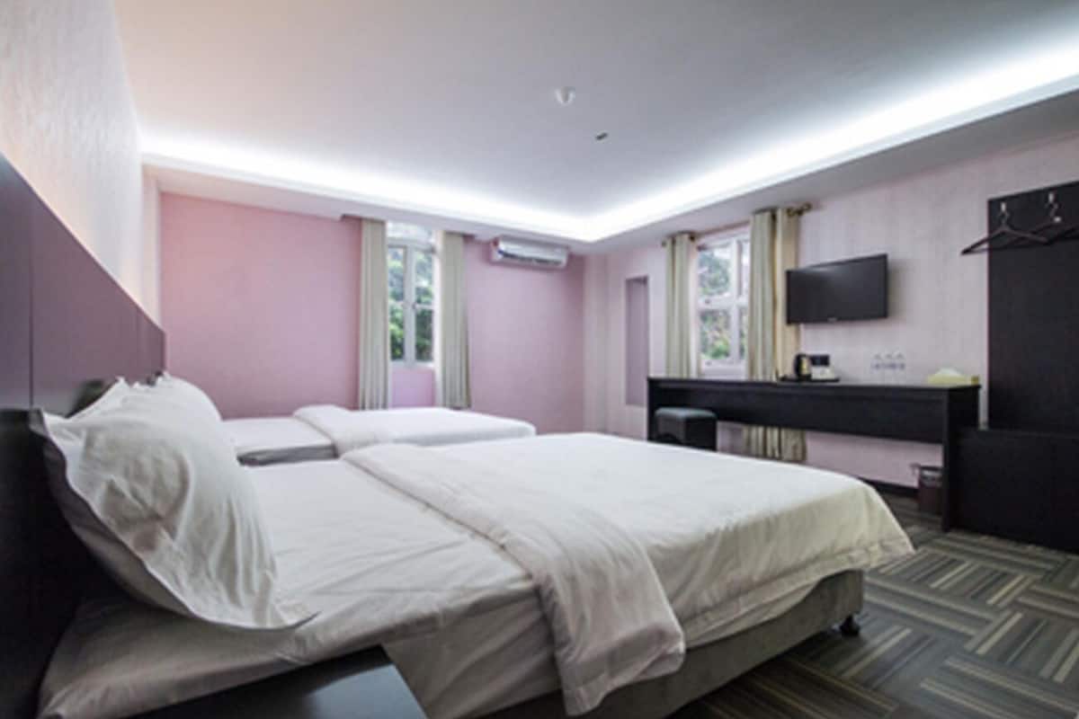Familie studio suite, 2 tweepersoonsbedden, uitzicht op stad | Een strijkplank/strijkijzer, gratis wifi, beddengoed