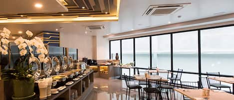 每日供應吃到飽早餐 (每人 THB250.00)