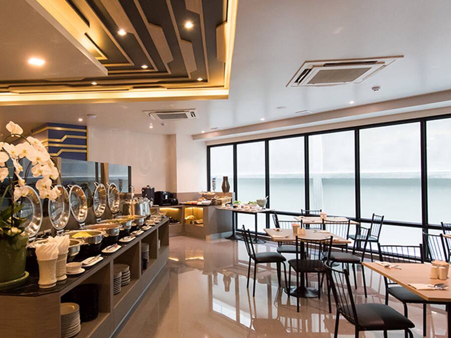 Se ofrece un desayuno bufé (250.00 THB por persona)