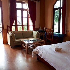 Deluxe-værelse med dobbeltseng eller 2 enkeltsenge | Minibar, skrivebord, arbejdsområde til bærbare computere, gratis Wi-Fi