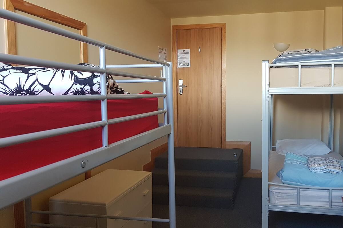 4 Bed Mix Dorm Shared Bathroom | WiFi (free), bed sheets