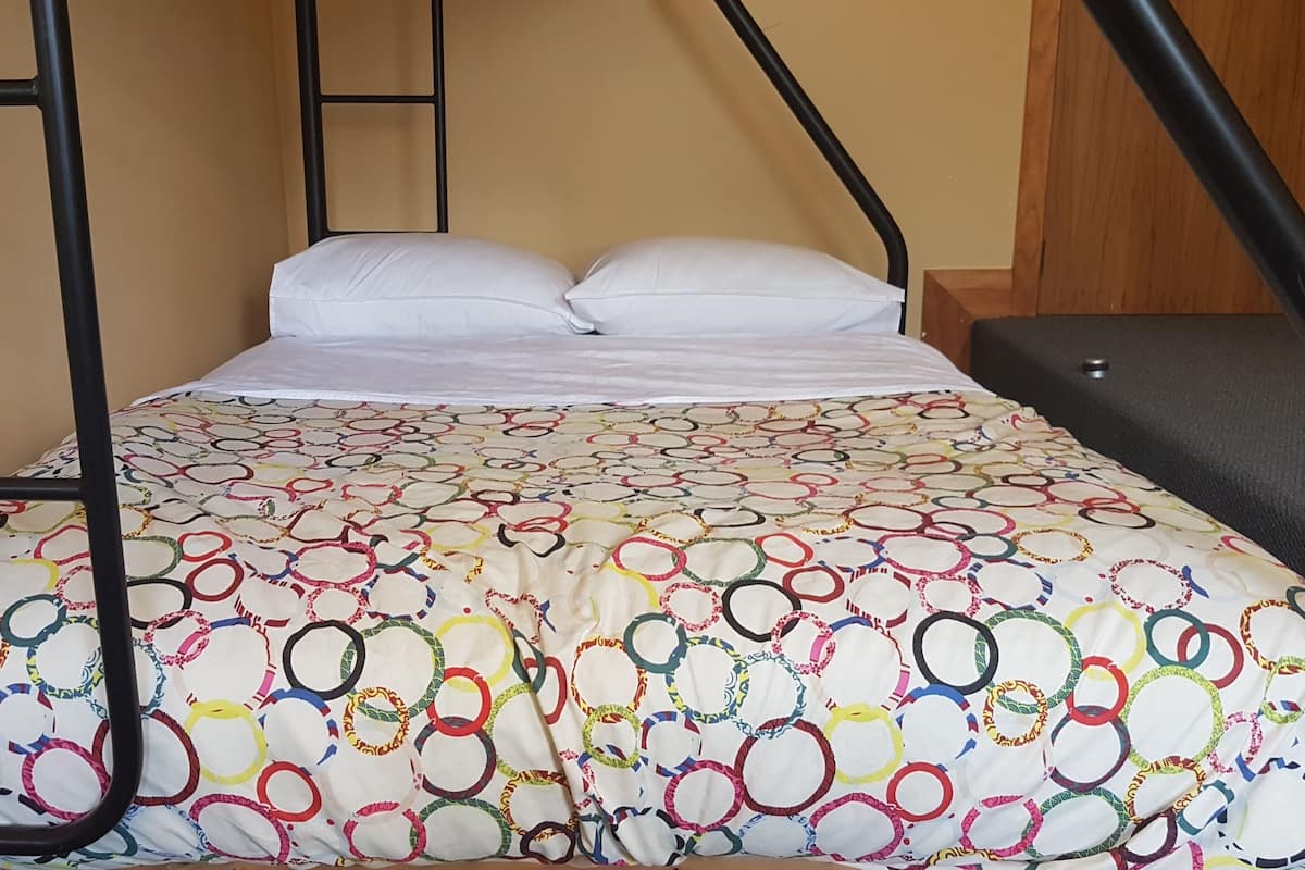 Habitación familiar, baño compartido | Wifi gratis y ropa de cama