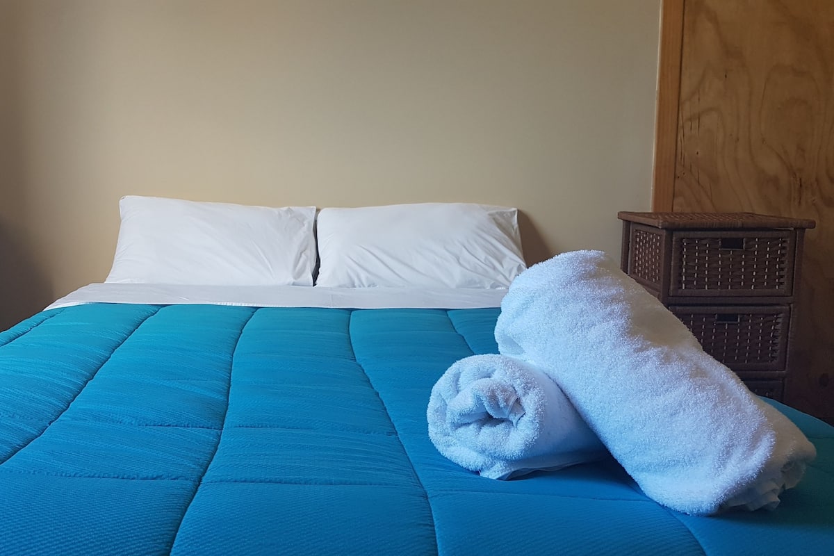 Habitación doble Premium, baño en la habitación | Wifi gratis y ropa de cama