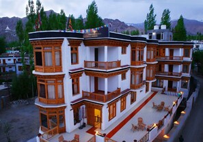 Outdoor dining - Himalayan Retreat Karzoo (Leh)