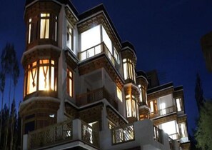 Fassade der Unterkunft – Abend/Nacht