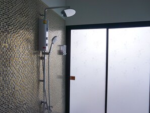 Bathroom shower - Pama House Apartment (Nakhon Si Thammarat)