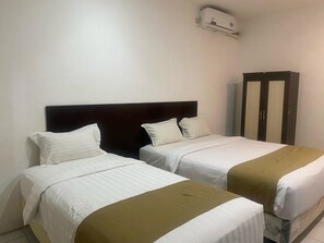 Escritorio, sistema de insonorización, wifi gratis y ropa de cama 