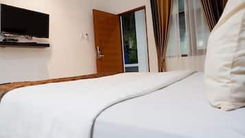 Desk, soundproofing, free WiFi, bed sheets
