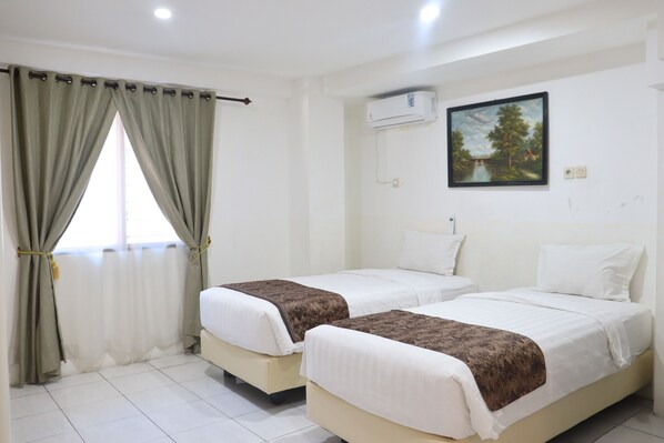 Premium Double or Twin Room | Desk, soundproofing, free WiFi, bed sheets - Netral Hotel (Jombang)