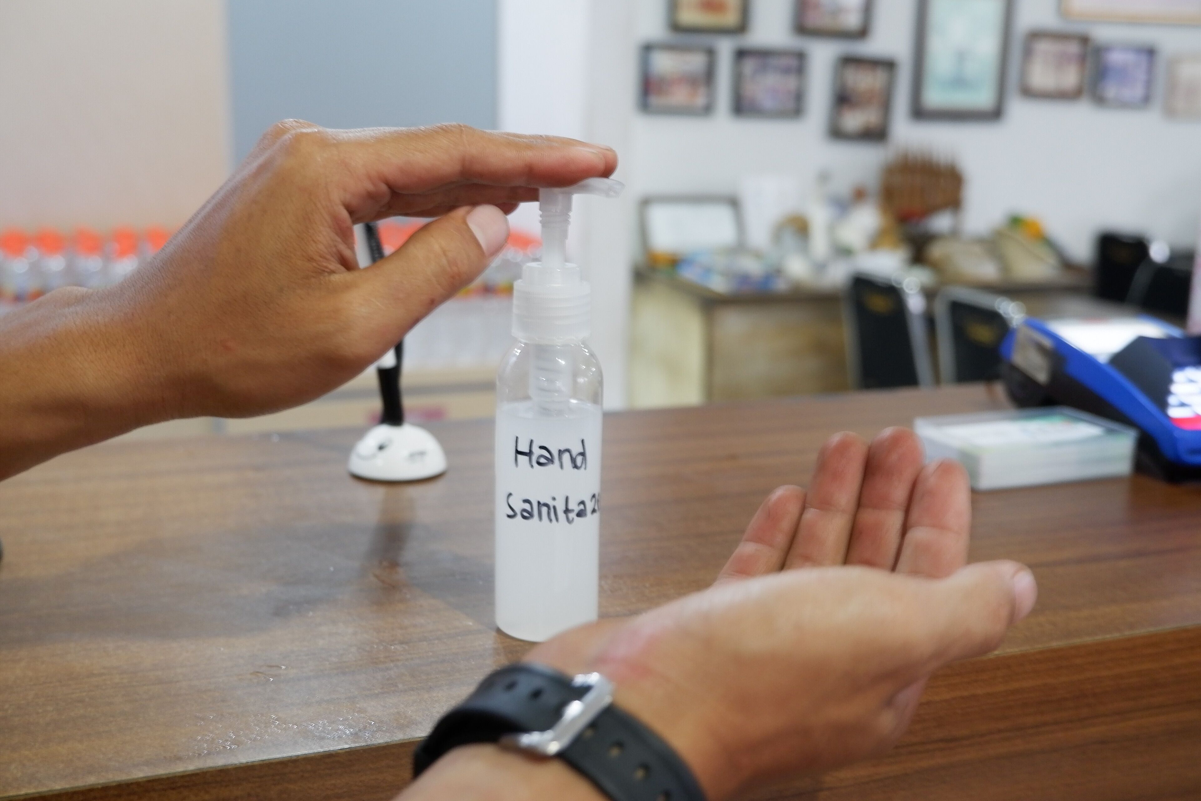 Una botella de gel antibacterial etiquetada como 