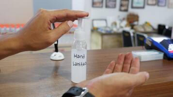 Una botella de gel antibacterial etiquetada como