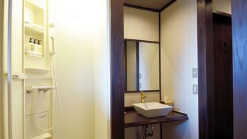 Klassieke Twin kamer | Badkamer | Gratis toiletartikelen, een haardroger, pantoffels, een bidet