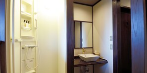 经典双床房 | 浴室 | 免费洗浴用品、吹风机、拖鞋、坐浴桶