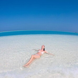 On the beach, scuba diving - Sunrise Inn (Thoddoo)