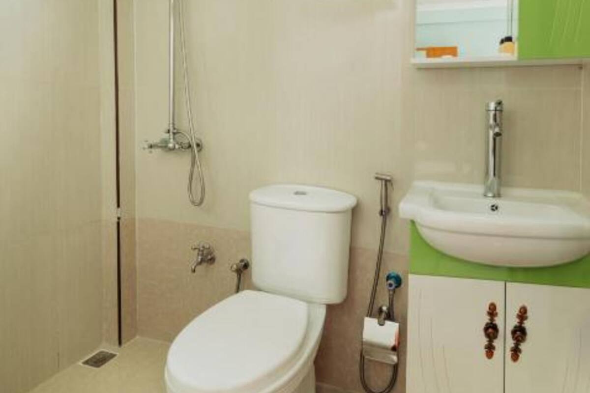 Dusche, kostenlose Toilettenartikel, Bidet, HandtĂŒcher