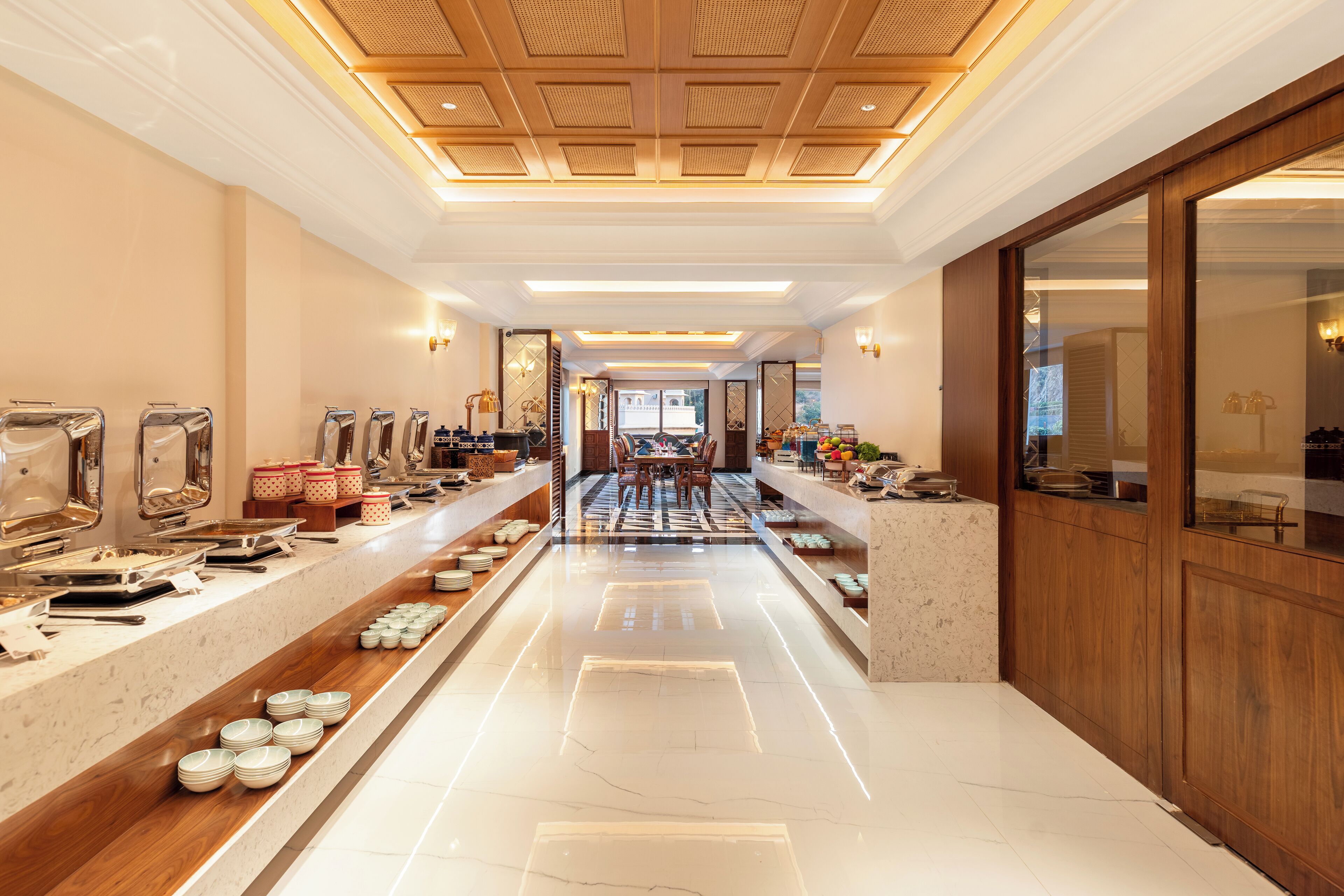 供应早餐、午餐和晚餐，本地与国际菜，泳池景观