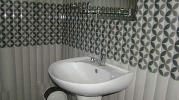 Habitación Deluxe doble, 1 cama doble | Lavabo del cuarto de baño