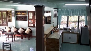 Fridge, microwave, electric kettle, high chair - Maliwan Holiday Home (Nakhon Si Thammarat)