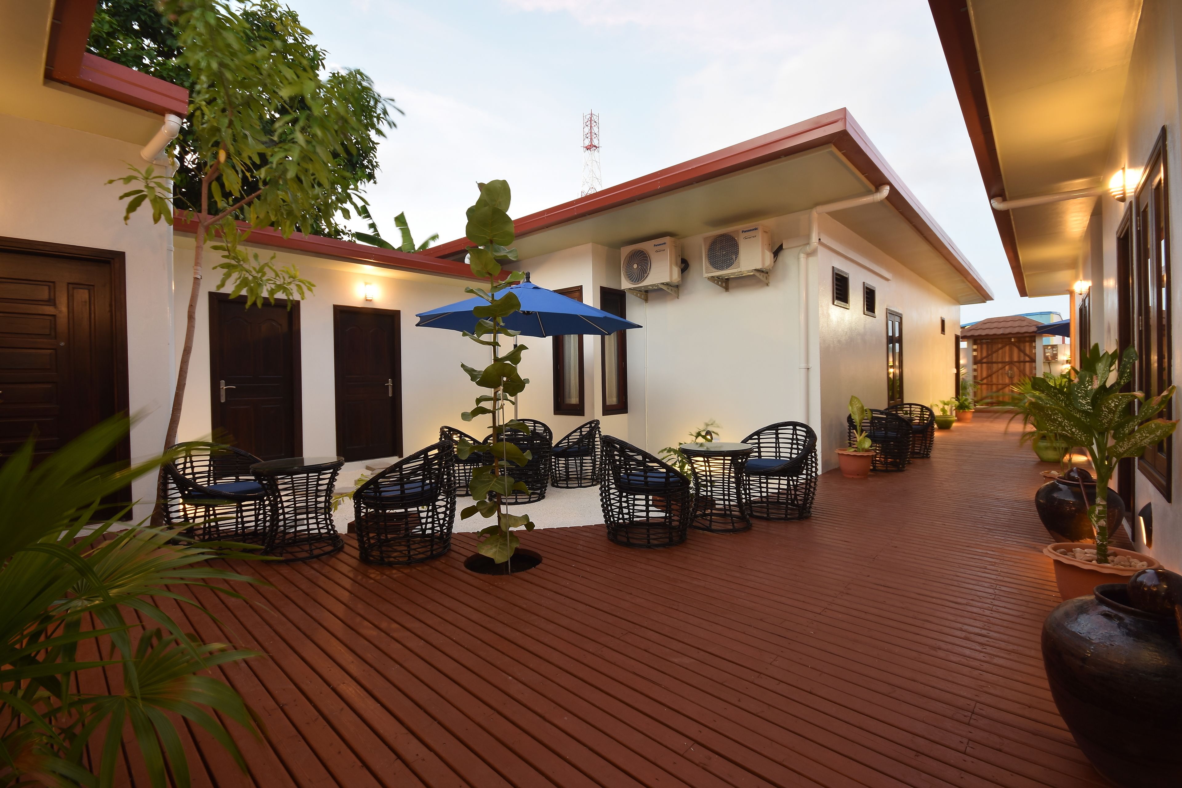 Frokost og lunsj serveres, internasjonale retter, utsikt mot stranden 