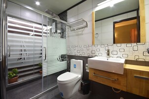 Shower, hydromassage showerhead, free toiletries, hair dryer