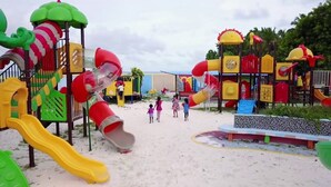 Un parque infantil con toboganes y estructuras para escalar.