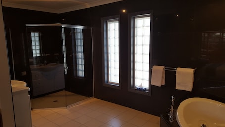 King Spa Room | Bathroom. Gateway Motor Inn