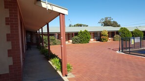 المنطقة المحيطة بالمنشأة