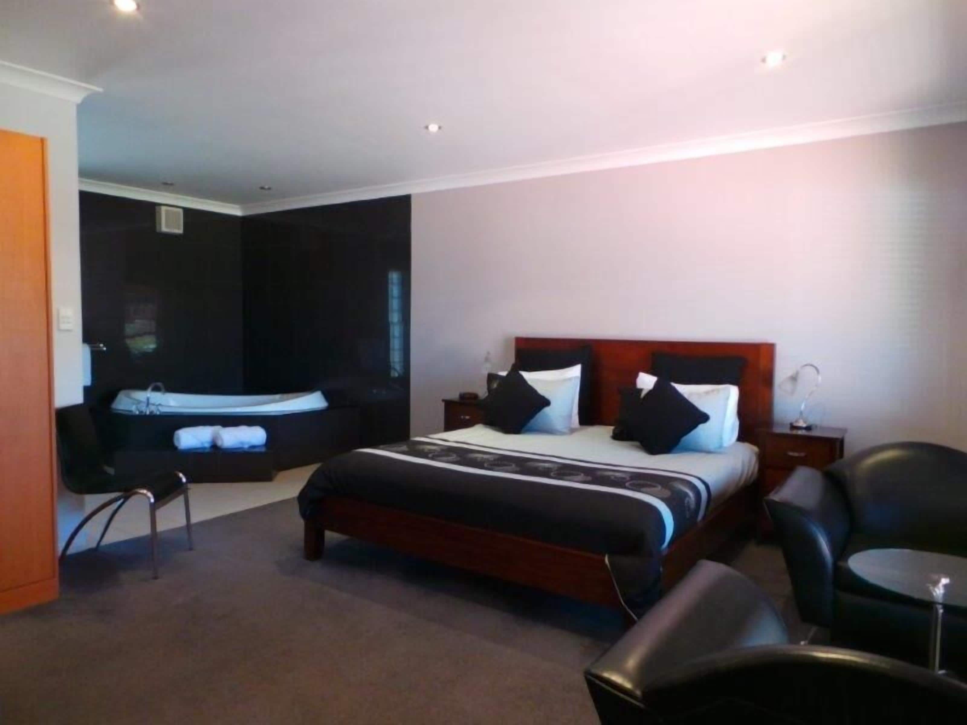 King Spa Room | Minibar, iron/ironing board, free WiFi, bed sheets
