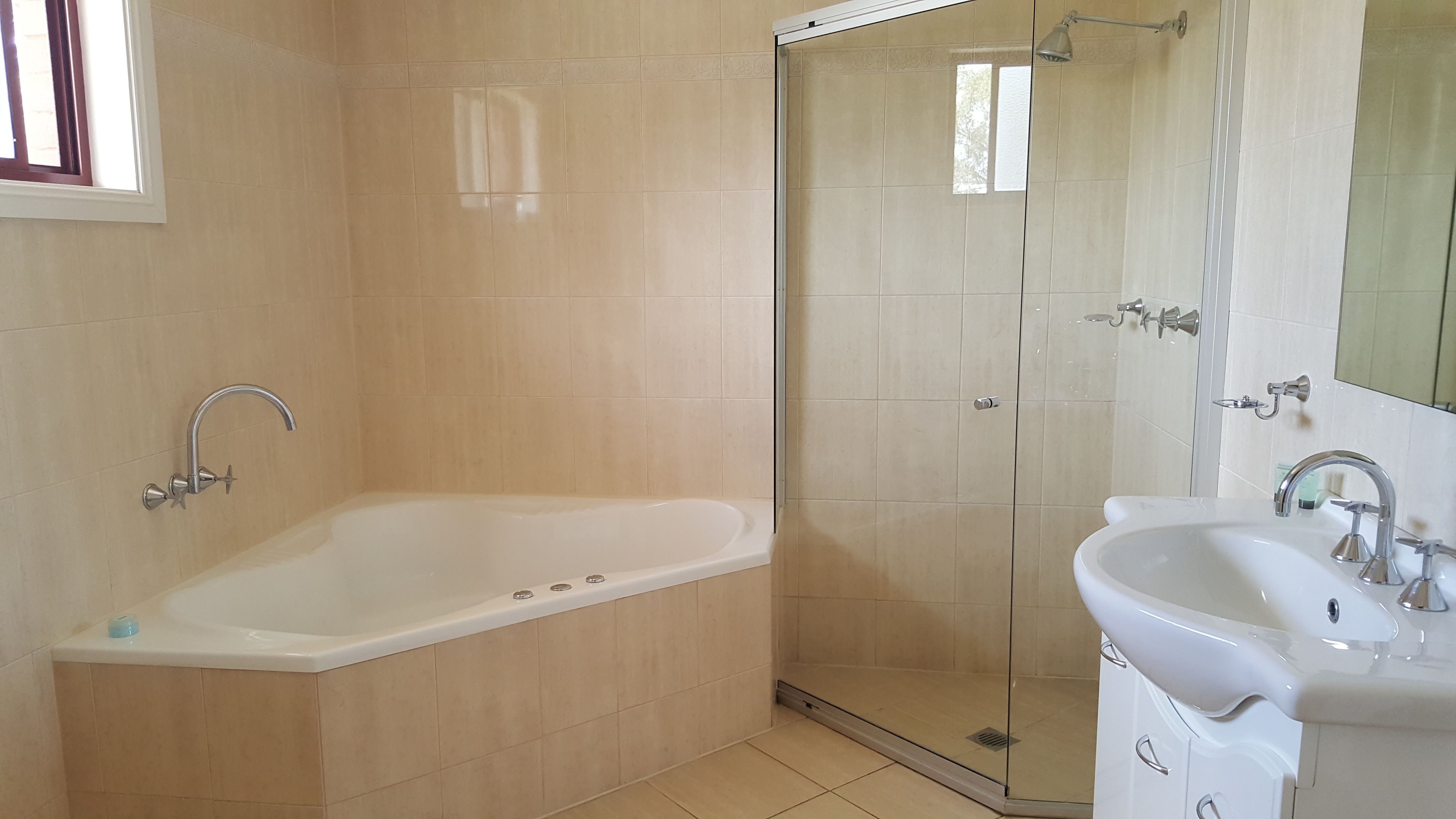Un baño con bañera, ducha y lavamanos.