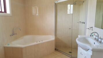 Ein Badezimmer mit Badewanne, Dusche und Waschbecken.