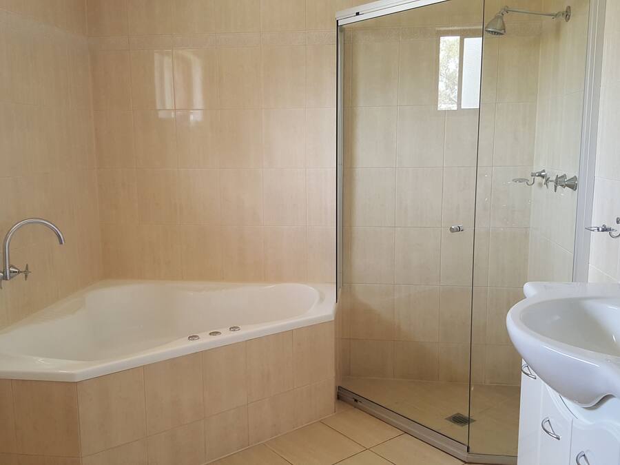 Ein Badezimmer mit Badewanne, Dusche und Waschbecken.